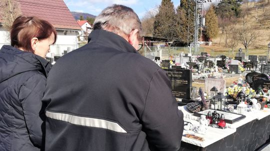 Rodičia Jana a Jozef Kuciakovci na cintoríne....