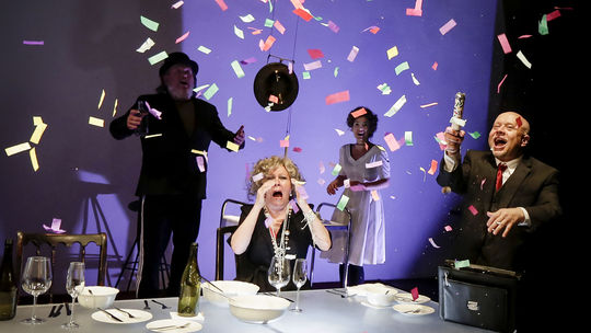 V inscenácii Malér je o zábavu postarané.