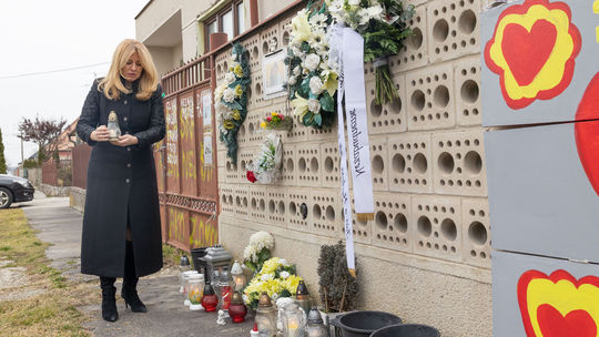 Prezidentka Zuzana Čaputová si položením kytice...