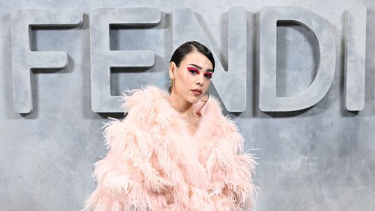 Herečka Danna Paola na prehliadke Fendi v Miláne. 