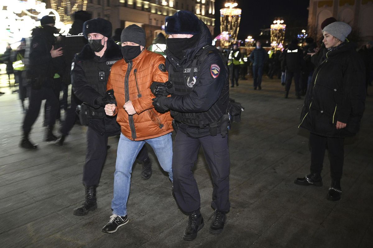 Polícia zadržiava účastníka demonštrácie proti...