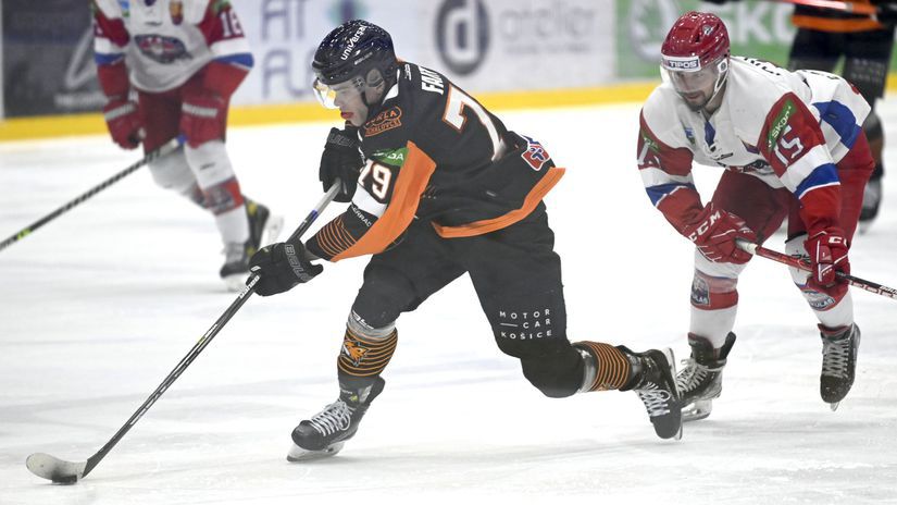 Hráč Michaloviec Roman Faith v súboji s Matúšom...