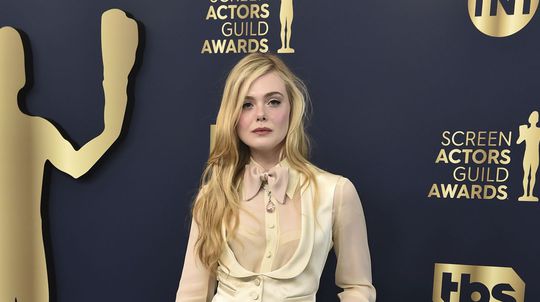 Elle Fanning v kreácii z dielne Gucci.