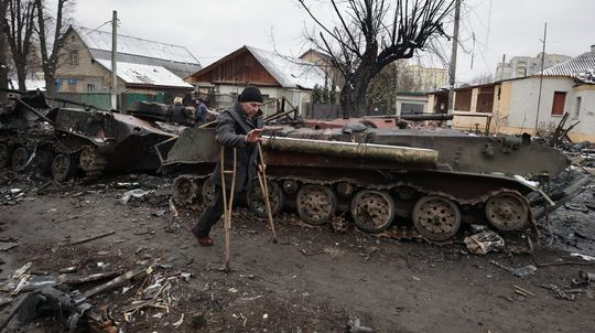 Un homme marche avec l'aide de béquilles autour de la Russie détruite...