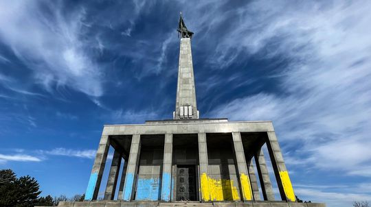 Pamätník Slavín niekto natrel na žlto a modro