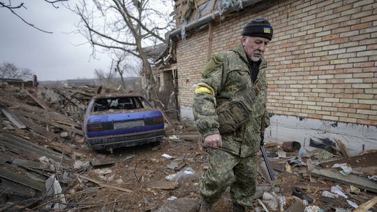 Dobodám ich hoci vidlami, hovorí veterán na predmestí Kyjeva