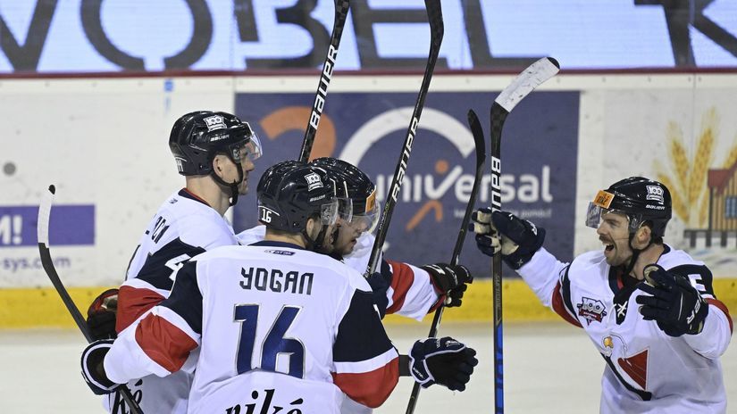 Hokejisti Slovana oslavujú víťazstvo v Trenčíne.