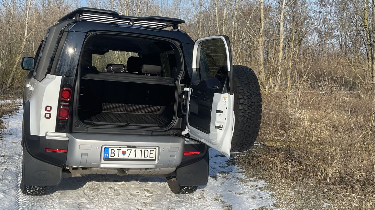 Zadné dvere sú masívne, s rezervou pomerne...