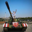 Tank s klubovými farbami Červenej hviezdy Belehrad.