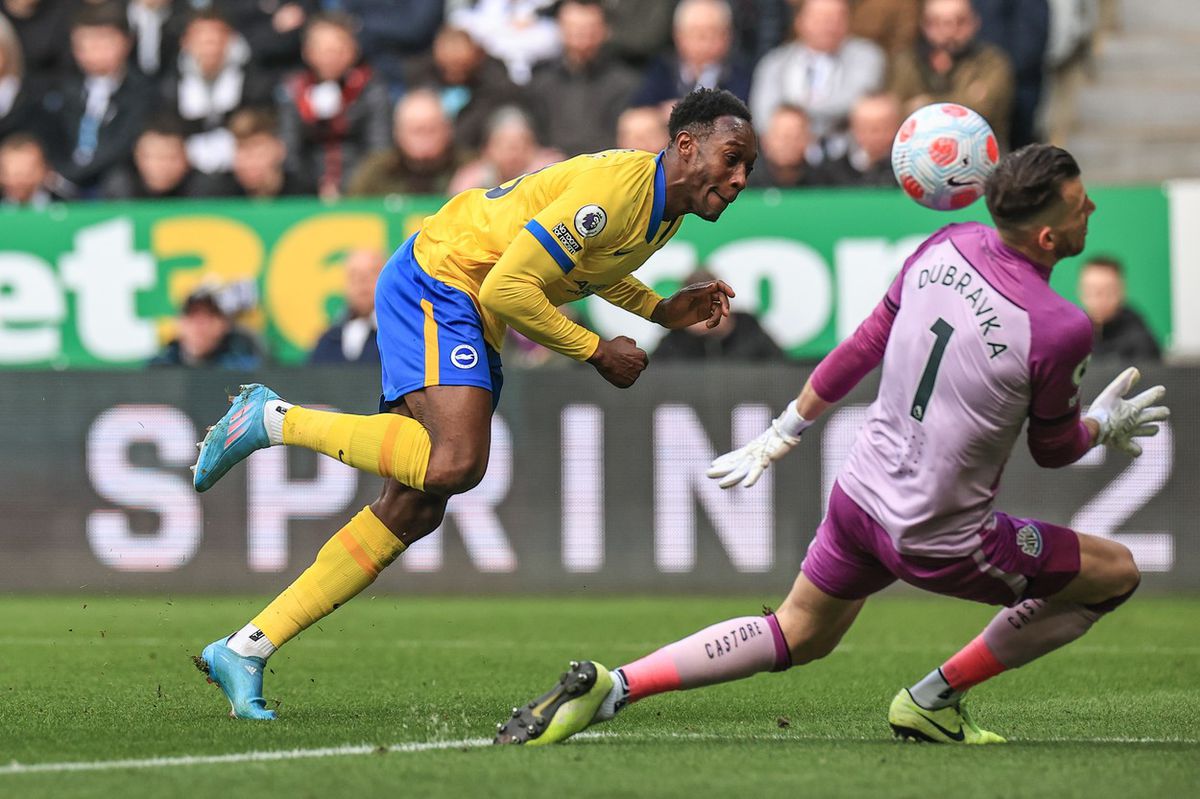Martin Dúbravka zasahuje proti Dannymu Welbeckovi.