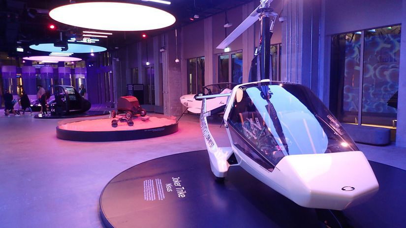 Prízemie Slovenského pavilónu s lietadlami a...