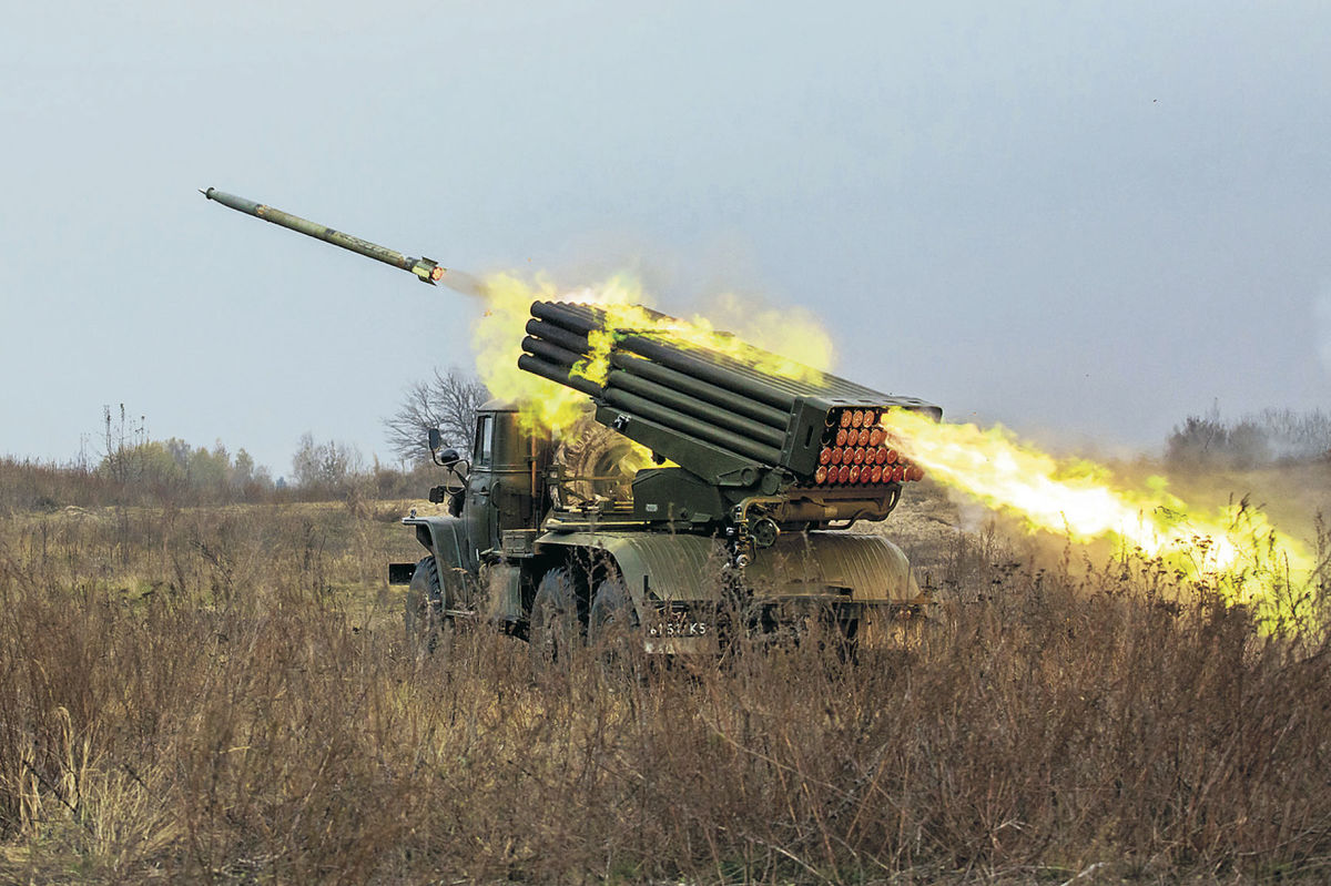 Streľba z viacnásobných raketometov BM–21 Grad...