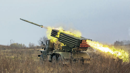 Na Ukrajine bojujú raketomety RM-70 z Česka proti ruským Gradom. Kto je lepší?