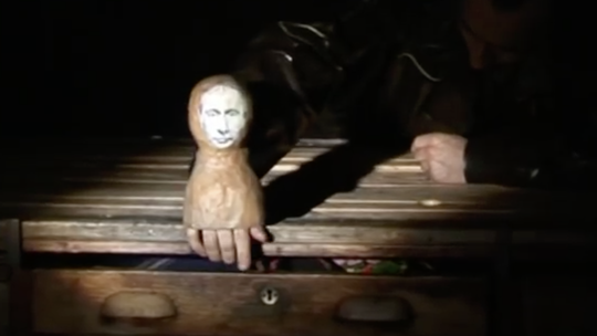 Záber z inscenácie Putin lyžuje.