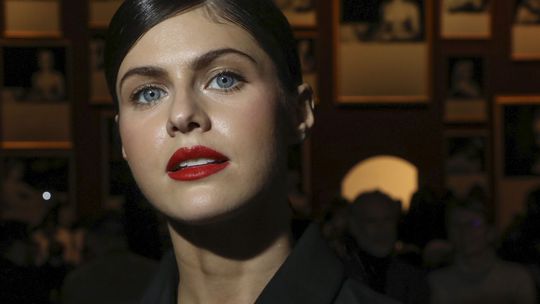 Herečka Alexandra Daddario s obľubou predvádza...