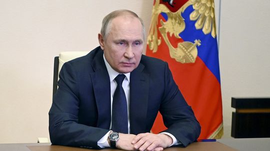 Ruský expremiér: Putin rokovaniami o mieri blafuje a získava čas
