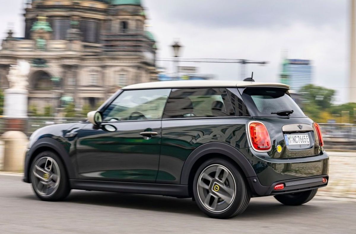 Mini SE Resolute poháňa predný elektromotor s...