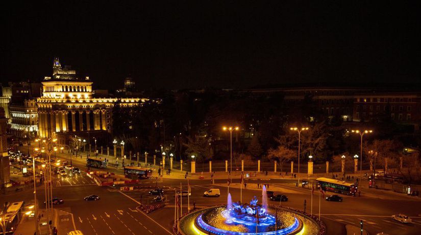 Fontána Cibeles v Madride osvetlená farbami...