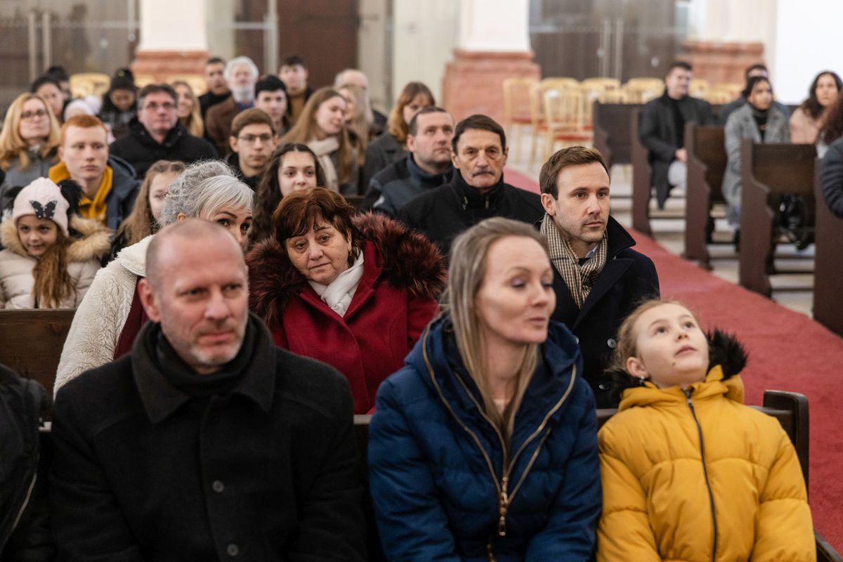 Príchod nového farára spôsobí v malom meste...