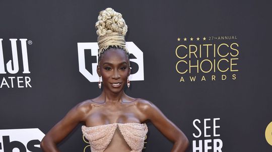 Herečka Angelica Ross na vyhlásení cien Critics...