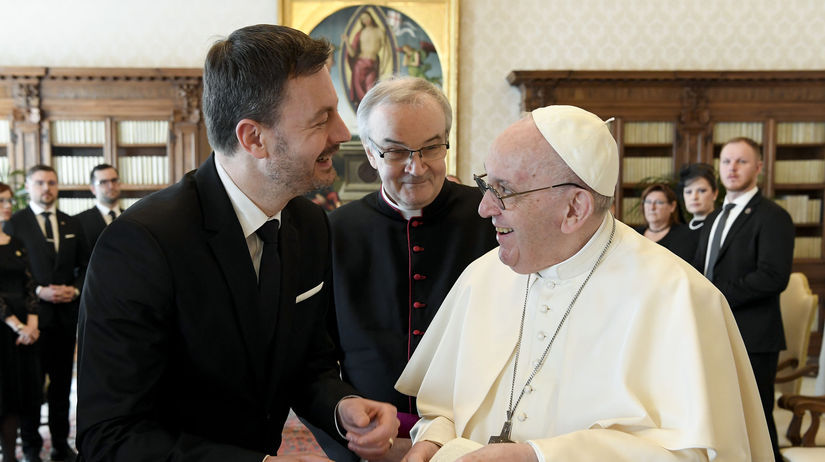 Slovenský premiér Eduard Heger (vľavo) a pápež...