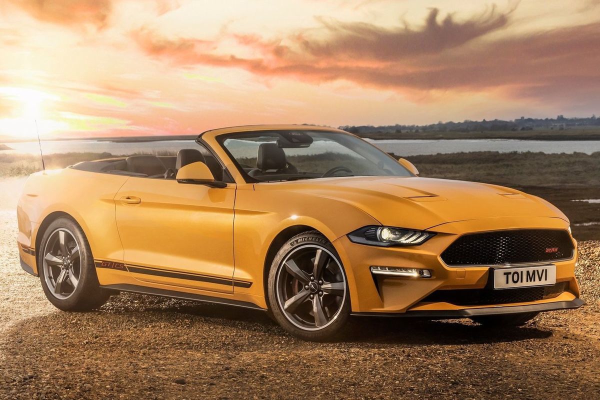 Mustang California Special má čiernu masku s...