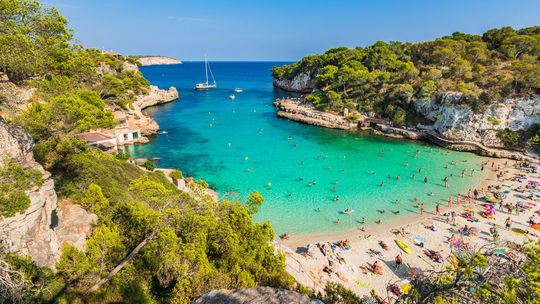 Pláž Cala Llombards na ostrove Malorka. 