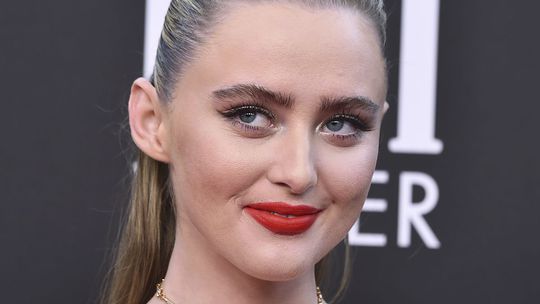 Herečka Kathryn Newton s výraznými červenými...