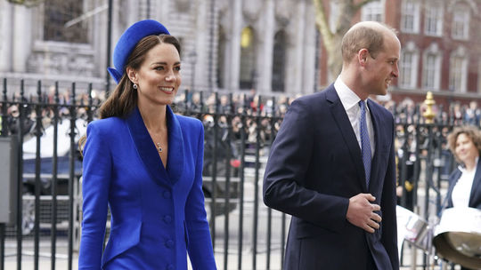 Kate a William vo  Westminsterskom opátstve...