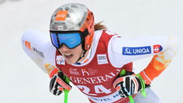 Petra Vlhová à l'arrivée de la descente finale ...