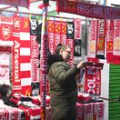 Obchod so suvenírmi pred štadiónom Arsenalu.