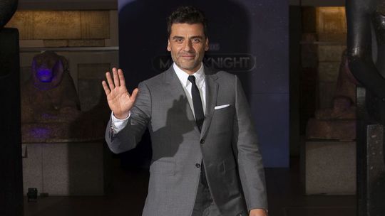 Herec Oscar Isaac oblečený v značke Thom Browne. 