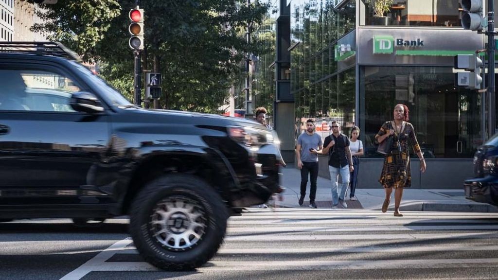 Pri zrážke chodca s veľkým SUV sú riziká...