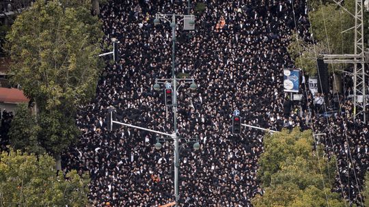 Na pohrebe známeho rabína sa v Izraeli zúčastnilo pol milióna ľudí