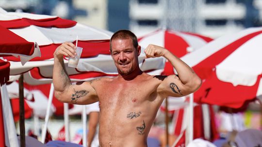 Dídžej Diplo na pláži Miami Beach na Floride.