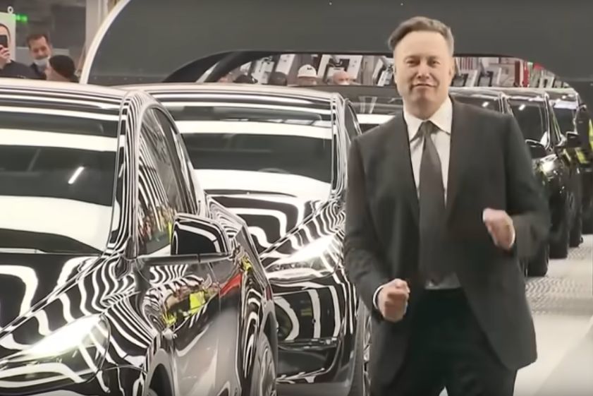 Elon Musk si počas otvorenia Gigafactory v...