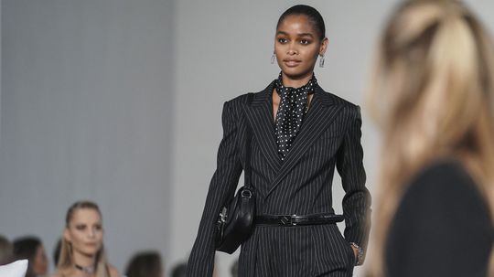 Modelka na prehliadke Ralph Lauren s kolekciou...