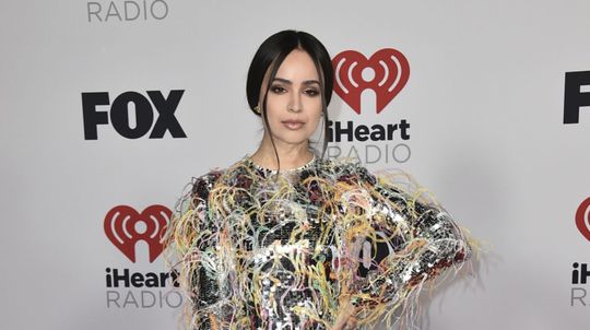 Influencerka Sofia Carson v kreácii Valentino. 