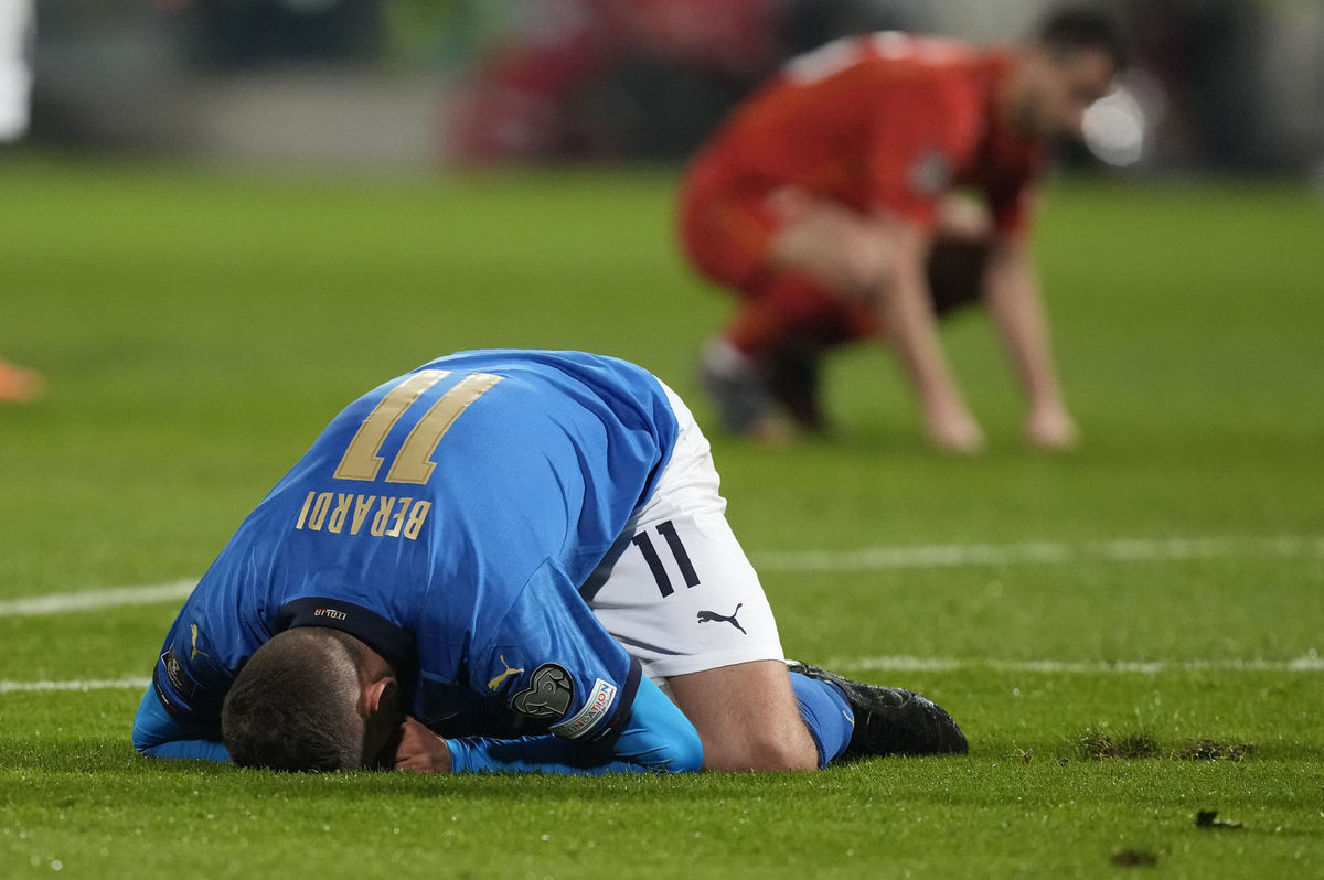 Talian Domenico Berardi po zahodenej šanci v...