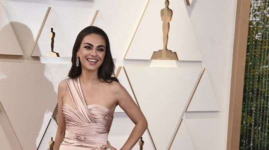 Mila Kunis sa objavila na červenom koberci v...