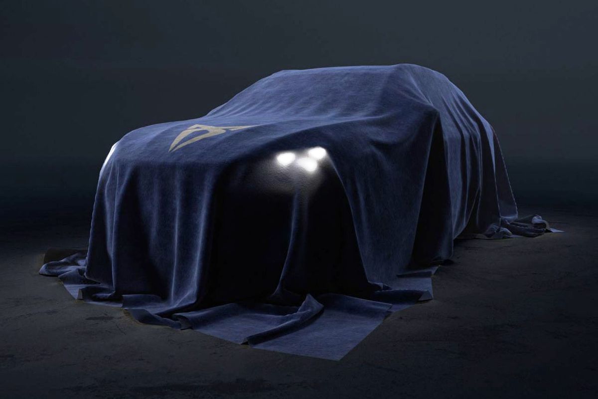 Pod plachtou sa ukrýva nové SUV značky Cupra,...