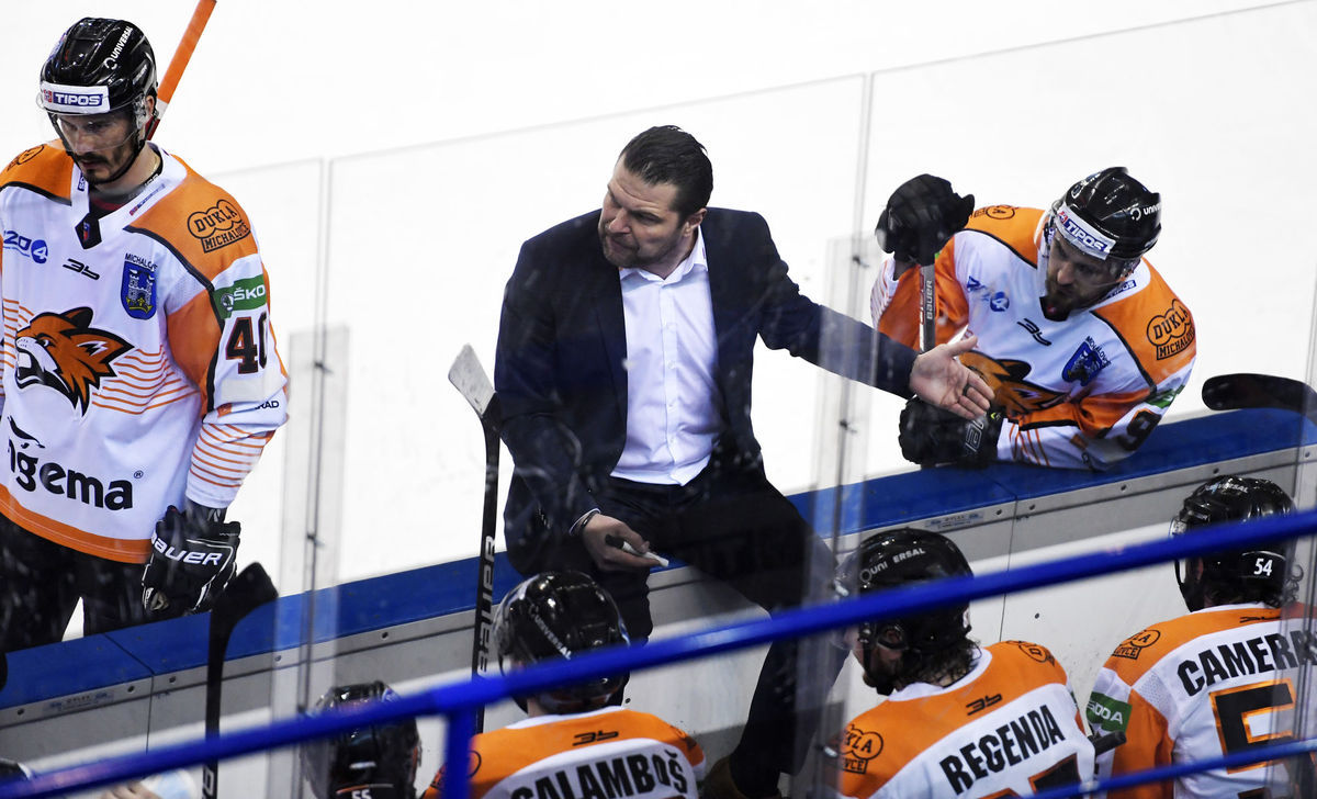 Tréner Michaloviec Tomek Valtonen vo 4. zápase...