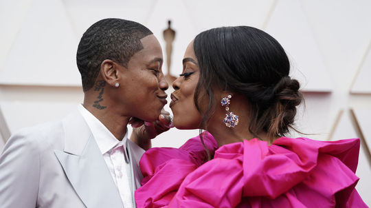 Manželky Jessica Betts (vľavo) a Niecy Nash na...