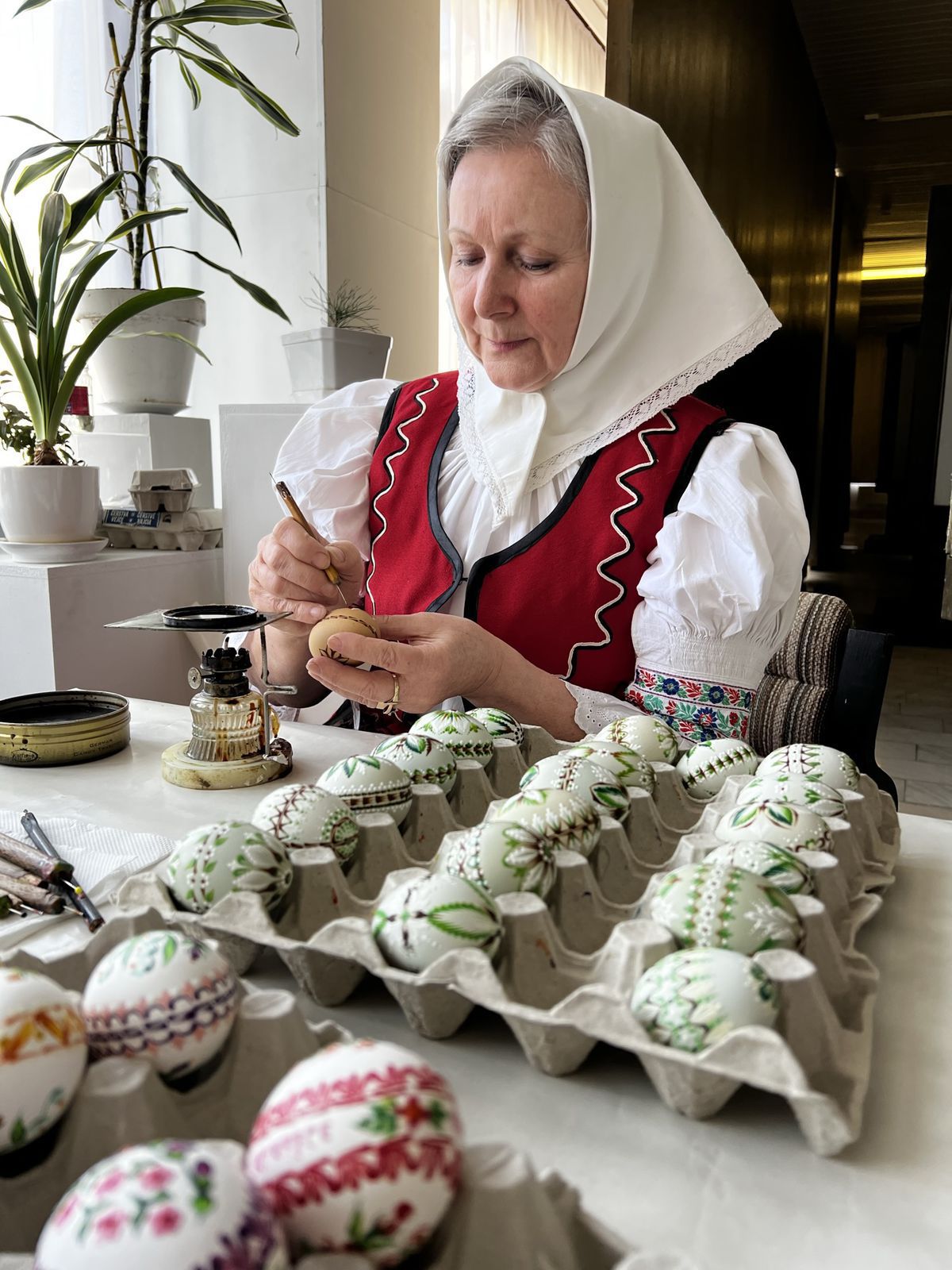 Zdobiť kraslice sa Svidníčanka Mária Kravcová...