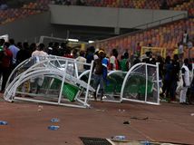 Zničená lavička hostí na štadióne v Nigérii.