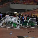 Zničená lavička hostí na štadióne v Nigérii.