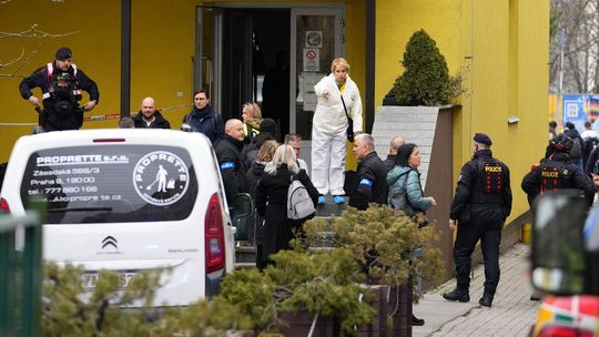 Študent, ktorý v Česku útočil mačetou na učiteľa, bol obvinený z vraždy
