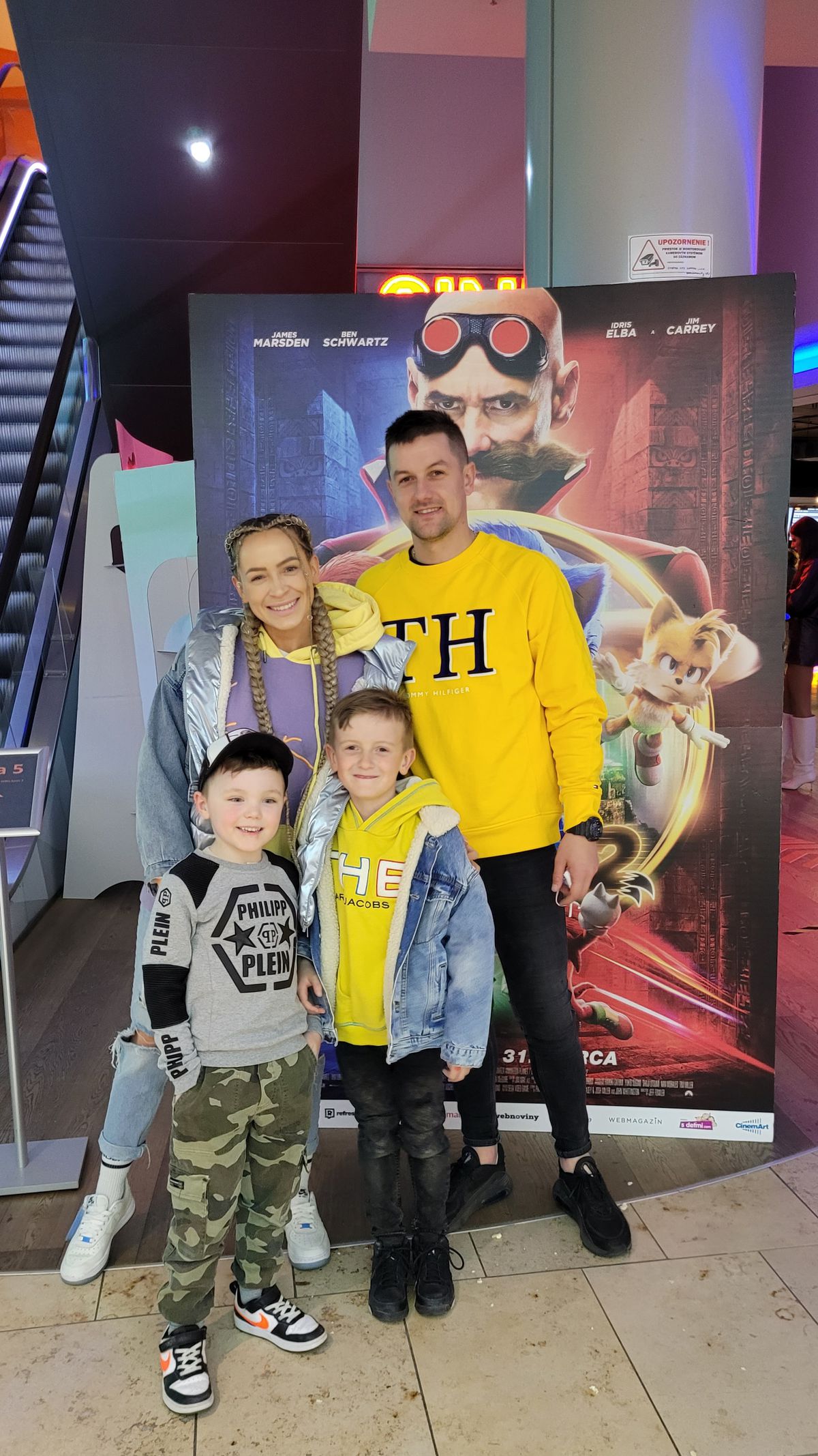 Speváčka Dominika Mirgová s rodinou na premiére...