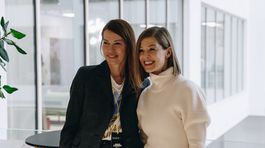Rosamund Pike (vpravo) bola hosťou konferencie Vogue LIVE, na snímke so šéfredaktorkou Vogue CS Andreou Běhounkovou