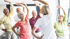 seniori, cvičenie, rehabilitácia, ruky, dôchodcovia